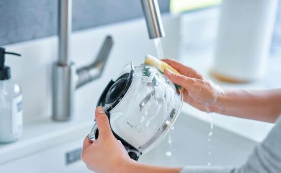 How to Clean a Coffee Pot With Vinegar